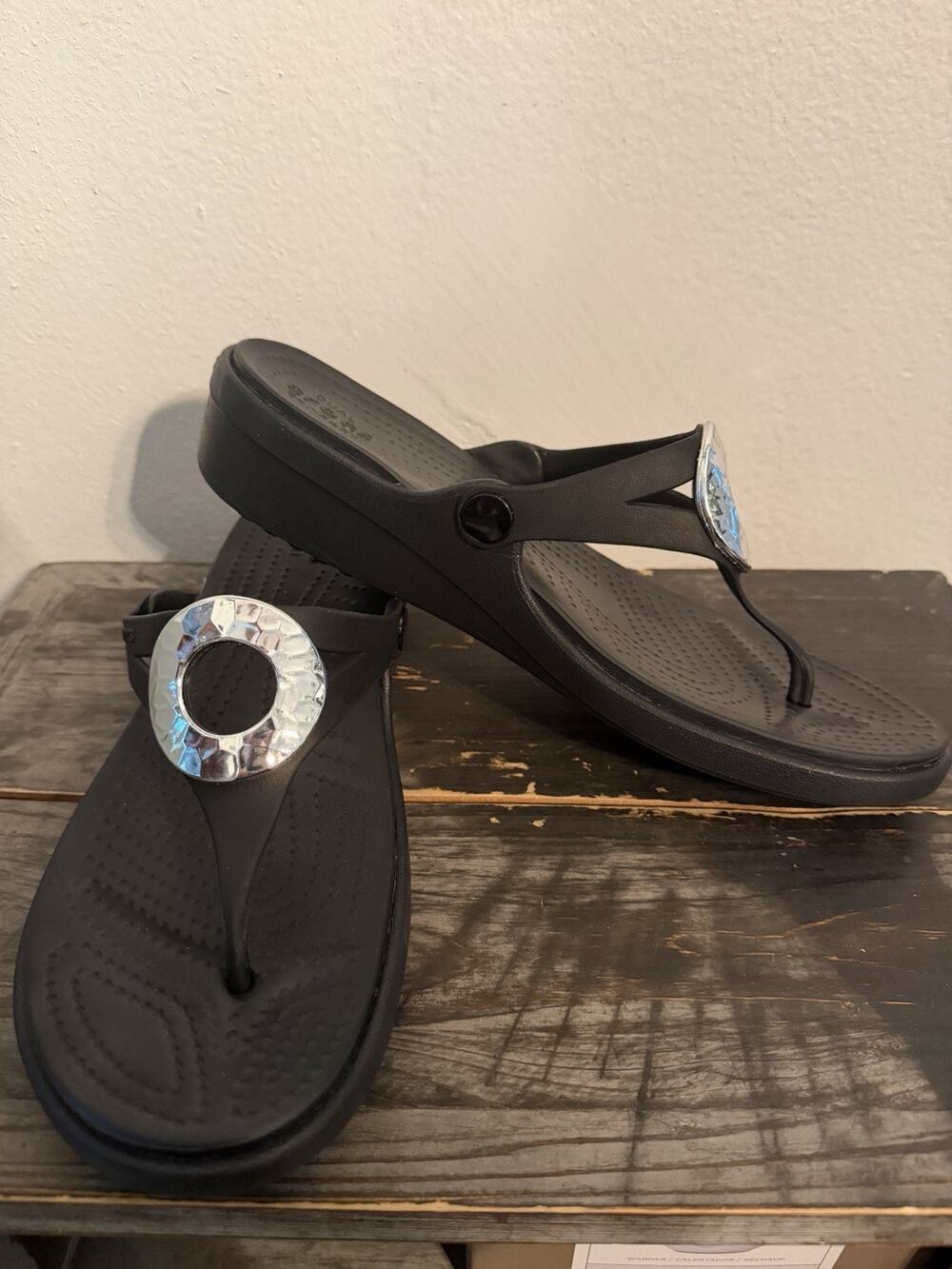 Crocs 10 Women’s Sanrah Sandal Black Silver Beveled Circle Thong Wedge Shoe